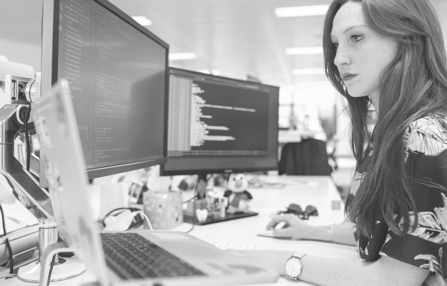 Студенты программы работают над анализом финансовых данных в командном проекте